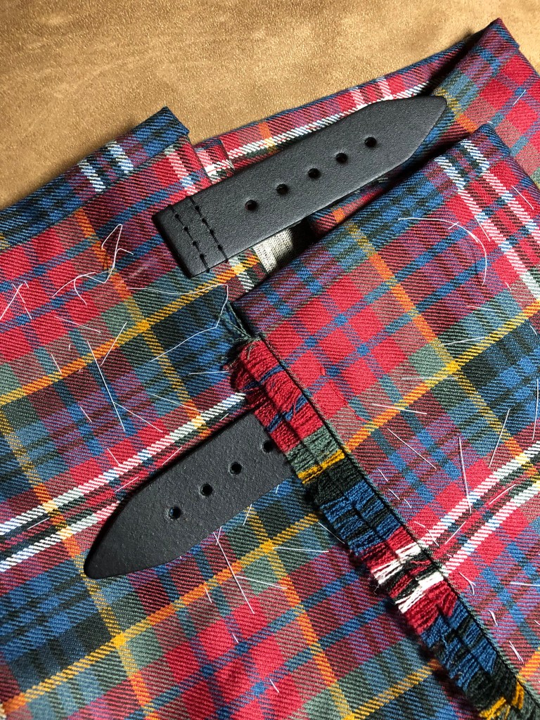 A strap sewn to the apron of the kilt, and a strap sewn to the underapron of the kilt.